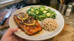 Saftiger Ofenlachs mit Zitrone – dazu ein frischer Avocado-Apfel-Salat