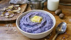 Cremiges violettes Kartoffelpüree – mit heißer Milch wird es fluffig statt klebrig