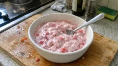 Erdbeerquark ohne Sahne: so wird er mit Mineralwasser extra luftig