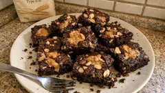 Dunkle Schoko-Brownies mit Nüssen – saftig, fudgy und schnell vom Blech