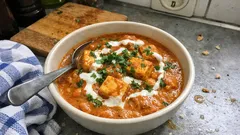 Paneer in Tomatensoße wie im indischen Restaurant – cremig, würzig und selbst gemacht