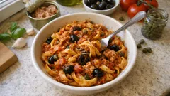 Thunfischbolognese mit Oliven und Kapern – schnelle Pasta ohne Hackfleisch