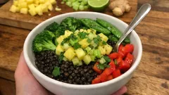 Beluga-Linsen-Bowl mit knackigem Gemüse – dazu Ananas-Sellerie-Salsa mit Limette