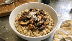 Graupen-Pilz-Risotto: cremig wie beim Italiener – mit wenigen Zutaten gekocht