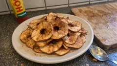 Apfelchips aus dem Ofen mit Zimt – knuspriger Snack ganz ohne Zucker