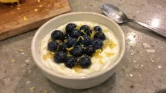 Joghurt mit Blaubeeren – in 10 Minuten mit Honig und Zitronenabrieb gemacht