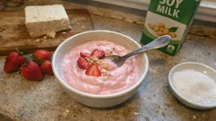 Vegane Erdbeercreme im Glas – in 10 Minuten cremig gemixt