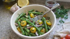 Lauwarm und mediterran: Bohnensalat mit Tomaten und Sardellen in 15 Minuten