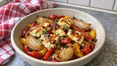 Gebackene Paprika mit Feta – so einfach wird das Ofengericht richtig aromatisch