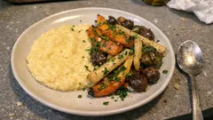 Gemüseblech aus dem Ofen mit Kürbis, Rosenkohl & Maronen – dazu cremige Polenta