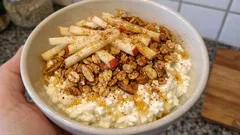 Hüttenkäse-Frühstück mit warmem Hafer-Mandel-Crunch – schnell, cremig und sättigend