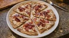 Vollkorn-Flammkuchen mit Dinkelteig: dünn ausgerollt, schön knusprig aus dem Ofen