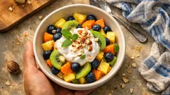 Sommerlicher Obstsalat mit Minze – mit Quark-Kokos-Creme in 15 Minuten