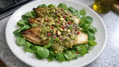 Gebackener Chicorée auf Feldsalat – mit frischem Kiwi-Dressing und Pistazien