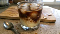 Kalter Espresso mit Kondensmilch: in wenigen Minuten ein klarer Sommer-Drink