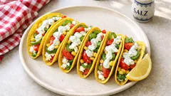 Knusprige Tacos mit Schafskäse, Mais & Tomaten – schnell gefüllt mit Joghurt-Dill