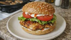 Chicken Burger mit Hähnchenbrust: saftig aus der Pfanne, schnell geschichtet