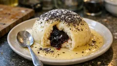 Germknödel mit Vanillesauce – gedämpft, fluffig und mit Pflaumenmus gefüllt