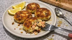 Fischfrikadellen mit Kartoffeln und Räucherlachs – außen knusprig, innen schön saftig