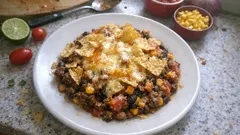 Würziger Hack-Bohnen-Auflauf mit Nacho-Kruste – so bleibt’s oben schön knusprig