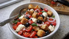 Toskanischer Brotsalat mit Tomaten, Paprika & Mozzarella – so bleiben die Brotwürfel knusprig