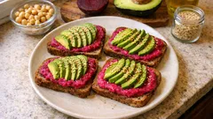Roggenbrot mit Avocado und Rote-Bete-Kichererbsen-Aufstrich – in 10 Minuten fertig