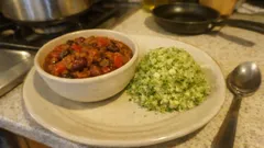 Gemüse-Chili mit Linsen und Bohnen – dazu Brokkoli-Reis, perfekt für den Feierabend