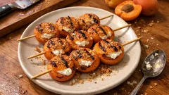 Gegrillte Aprikosen mit Ziegenfrischkäse – schnelles Dessert mit feiner Karamellnote