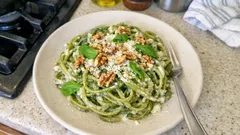 Spinat-Linguine mit Walnüssen: cremige Frischkäse-Parmesan-Sauce in 20 Minuten
