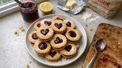 Marmeladenplätzchen mit Johannisbeergelee: zarter Dinkel-Mürbeteig, der immer gelingt