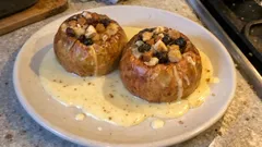 Bratapfel mit Marzipan und Vanillesoße – so gelingt der duftende Ofenklassiker ganz einfach