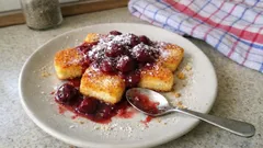 Knusprige Grießschnitten – mit schnellem Kirschkompott aus dem Glas