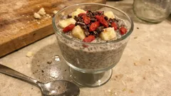 Chia-Pudding mit Mandelmilch und Banane – cremig über Nacht im Glas vorbereitet