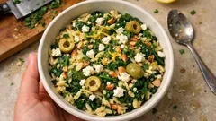 Risoni-Spinat-Pfanne mit Feta und Oliven – mediterran, schnell gemacht