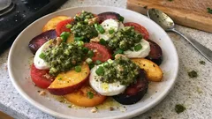 Caprese mal anders: Tomaten, Mozzarella & Nektarinen mit Walnuss-Basilikum-Pesto
