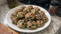 Saftige Geflügelbällchen aus dem Ofen – mit Zucchini und Spinat, ganz ohne Braten