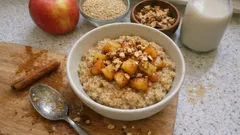 Apfel-Zimt-Quinoa zum Frühstück – cremig wie Porridge, aber mit extra Protein