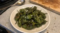 Pimientos de Padrón in der Pfanne: so werden Mini-Paprika schnell schön röstig