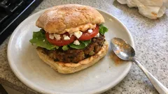 Auberginen-Burger mit Feta: knusprige Bratlinge aus Ofen-Aubergine und Kartoffel