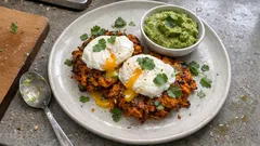 Knusprige Süßkartoffel-Möhren-Puffer mit Avocado-Erbsen-Dip und pochiertem Ei