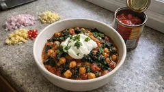 Kichererbsen-Curry mit Schwarzkohl – würziges One-Pot-Abendessen mit Joghurt-Topping