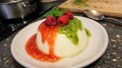 Panna cotta mit Orangen-Himbeer-Sauce – cremig, frisch und einfach vorbereitet