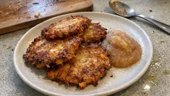 Reibekuchen mit Apfelmus wie vom Weihnachtsmarkt – kross, saftig und ganz einfach