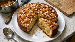 Saftiger Quittenkuchen vom Blech: mit gedünsteten Quitten und Mandelkruste