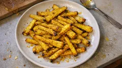 Pastinaken-Pommes aus dem Ofen: außen knusprig, innen zart – ganz ohne Fritteuse