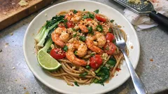 Feierabend-Pasta: Spaghetti mit Garnelen, Pak Choi und Limette in 20 Minuten