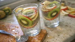 Chia-Wasser mit Kiwi und Apfel: fruchtig-frisch in 10 Minuten vorbereitet