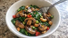 Wok-Champignons mit jungem Blattgemüse und Cashews – in 15 Minuten auf dem Tisch