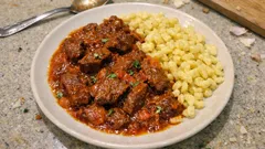 Rindergulasch mit Spätzle – so wird die Sauce kräftig und das Fleisch butterzart