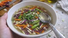 Frühlingsgemüsesuppe mit grünem Spargel – in 15 Minuten leicht und klar